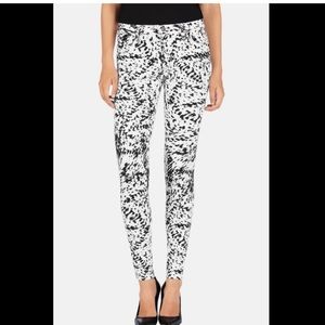 J BRAND mid rise super skinny, printed jeans in white and black pattern sz 26